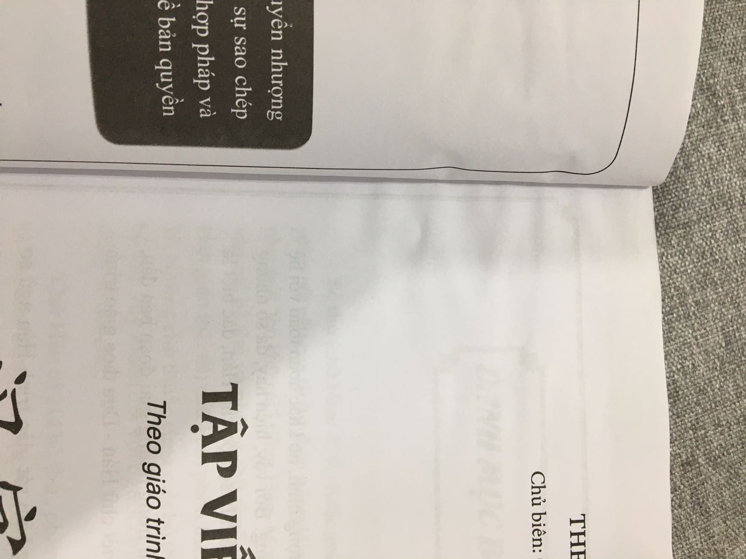 Sách giấy đẹp, nội dung hướng dẫn tập viết rõ ràng, kỹ càng.
Nhưng mình rất không hài lòng về cách đóng gói sản phẩm. Lần đầu tiên Tiki khiến mình thất vọng như vậy. Khi nhận được hộp bị móp méo thì mình vẫn nghĩ không sao, nhưng khi mình mở ra thì thấy sách bị thấm ướt 1 góc và bị ố vàng như hình