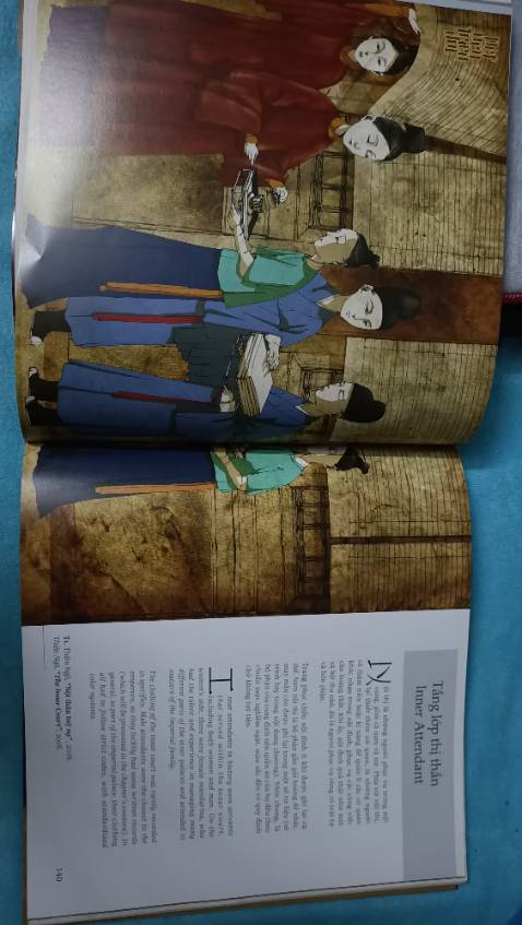 Sách in rất đẹp. Nội dung dễ đọc, thú vị, đặc biệt có song ngữ Anh Việt. Ngoài ra còn có rất nhiều ảnh chụp cổ phục được phục dựng lại, cũng như tranh ảnh xưa và các tranh vẽ hướng dẫn mặc cổ phục.
Tuy nhiên mình thấy nội dung chưa nhiều lắm. Vì cổ phục Việt còn rất nhiều nữa. Nên mọi hãy mua thêm các sách khác để đọc nếu muốn tìm hiểu sâu hơn về Việt phục nhé