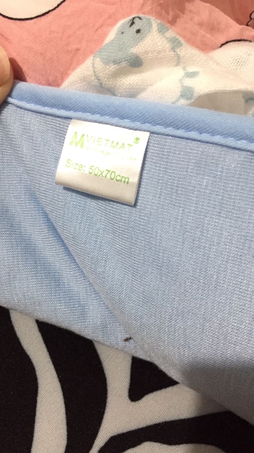 Mình đã mua thảm Vietmat để sử dụng cho bé ở rất nhiều nơi như siêu thị, con cưng, và 1 shop khác trên tiki, tất cả mình rất hài lòng, vải rất êm, mềm, mát, bé nằm rất thích. Nhưng lần này mình ko hài lòng tý nào, mặt dù có gắn tem Vietmat nhưng mình thấy giống như hàng nhái, vải thô, sờ nhám tay cả 2 mặt, mặt sau nhìn thấy luôn lớp chống thấm bên trong luôn. Do tin tưởng hàng sẽ đẹp nên khi người nhà nhận hàng mình ko kiểm tra lại mà nhờ giặc dùm luôn nên ko đổi lại. Rút kinh nghiệm lần sau phải ktra trước
