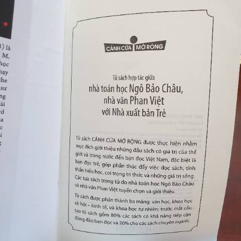 Cuốn sách nằm trong tủ sách CÁNH CỬA MỞ RỘNG - Do Giáo sư Ngô Bảo Châu và nhà văn Phan Việt tuyển chọn và giới thiệu....
Chúng ta đã trải qua hơn 3 thập kỷ tôn vinh thị trường. Theo đó Thị trường - Chứ không phải chính phủ - Chính là chìa khóa dẫn đến thịnh vượng và tự do. Tuy nhiên có vẻ như Kỷ nguyên đó đang bước vào giai đoạn cuối khi mà cuộc khủng hoảng tài chính xảy ra. Tác giả băn khoăn rằng mọi thứ có thể mua bán được. Điều đó dẫn đến 2 hiện tượng là Bất công và tham nhũng. Khi mà bất công nảy sinh sự chênh lệch giàu nghèo và dẫn đến một loạt các hệ lụy khác. Còn tham nhũng là căn nguyên làm xói mòn các giá trị của cuộc sống. Có những thương vụ làm ăn, mua bán phi đạo đức và nhân văn xuất hiện trong cơ chế thị trường. Có lẽ đây cũng là gợi ý cho những nhà lập pháp, khi mà quy định cái gì nên được mua và cấm ko được mua bằng tiền. Đồng thời càng phải xây dựng chuẩn mực đạo đức xã hội.