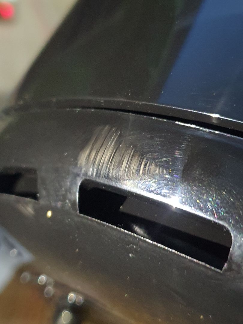 mình nhận đc hàng nhưng qua kiểm tra đây không phải hàng mới, xây xước bên ngoài với phía trên , rất không hài lòng, có thể chưa qua sử dụng nhưng bên ngoài ntn mình k chấp nhận đc. chương trình có tặng kèm mà chả thấy gì cả, mua cả máy xay thịt trong 1 ngày cũng k tặng kèm,  mong xử lý sớm giúp mình