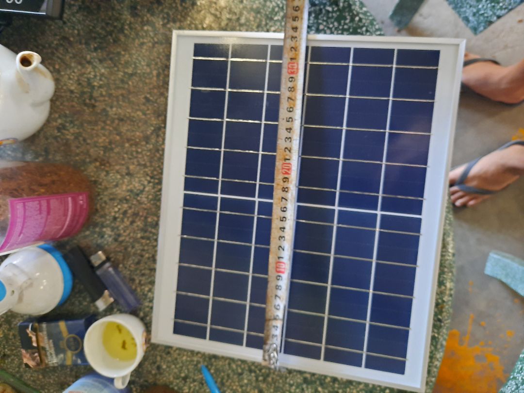 hàng giao không đúng với quảng cáo. đèn làm bằng nhựa, không phải bằng khung nhôm, pin thực tế đo được 320x250mm, bé xíu trong khi giới thiệu là đèn bằng khung nhôm. pin 700x350mm. đề nghị tiki cho trả lại hàng, không đổi hàng vì shop này là đơn vị làm ăn không có uy tín nên không thể tin tưởng.