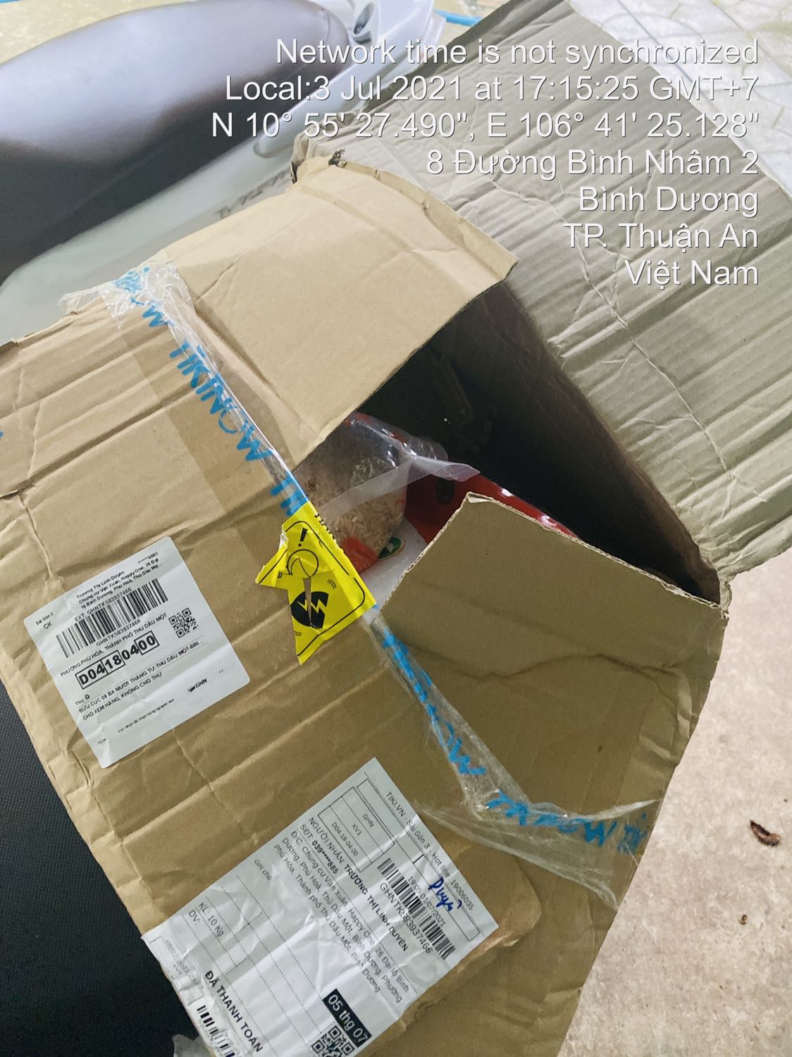 Đóng gói rách, nhàu nát, bung keo, bịch gạo rách và có nhiều kiến. Đề nghị đổi lại sản phẩm còn nguyên vẹn hoặc đến lấy lại và hoàn trả lại tiền. Gạo như này không sử dụng được. Quá tệ