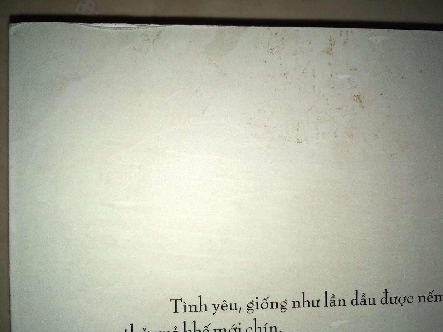 Sách khi mình nhận về tuy bên ngoài sách có một bìa bao nilông nhưng mình vẫn không hiểu tại sao sách lại có nhiều vết dơ và trên trang cuối còn muốn bị rách nhẹ rất giống sách cũ nội dung sách thì mình chưa biết ntn nhưng với sách giao về như thế này thì thật sự thất vọng.