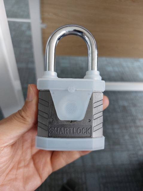 Thấy quảng cáo là khống nước. Mua về, mở ra thấy mấy cái bọc cao su nên ngán quá. Không hiểu là sau khi rơi mất mấy cái bao cao su này thì còn chống nước được không. Nếu khóa cửa mà cứ phải giữ mấy cái cao su này thì bất tiện quá.