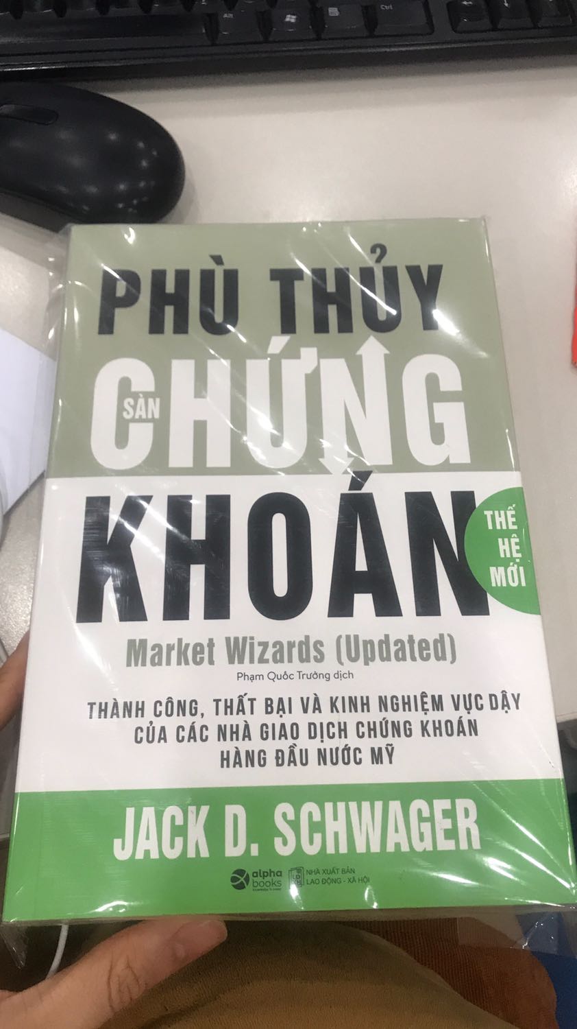 Sách được đóng cẩn thận, nội dung sách khá hay cho người đang tìm hiểu về tài chính và chứng khoán nói riêng