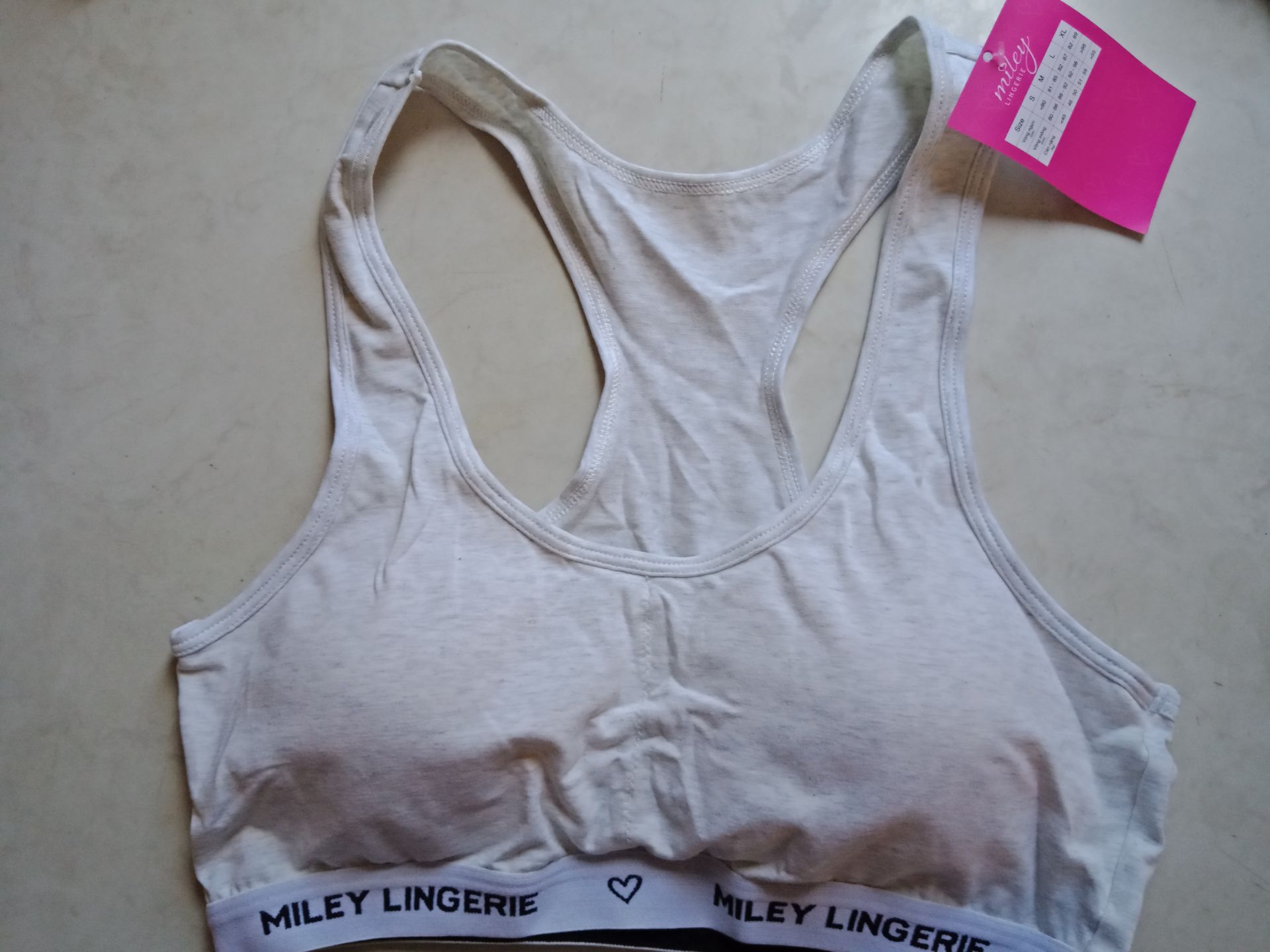 Thời gian giao hàng nhanh! 
Size áo vừa vặn, giao đúng size. Chất vải mặc rất mát!
Nên mua vì xứng đáng với giá tiền ạ