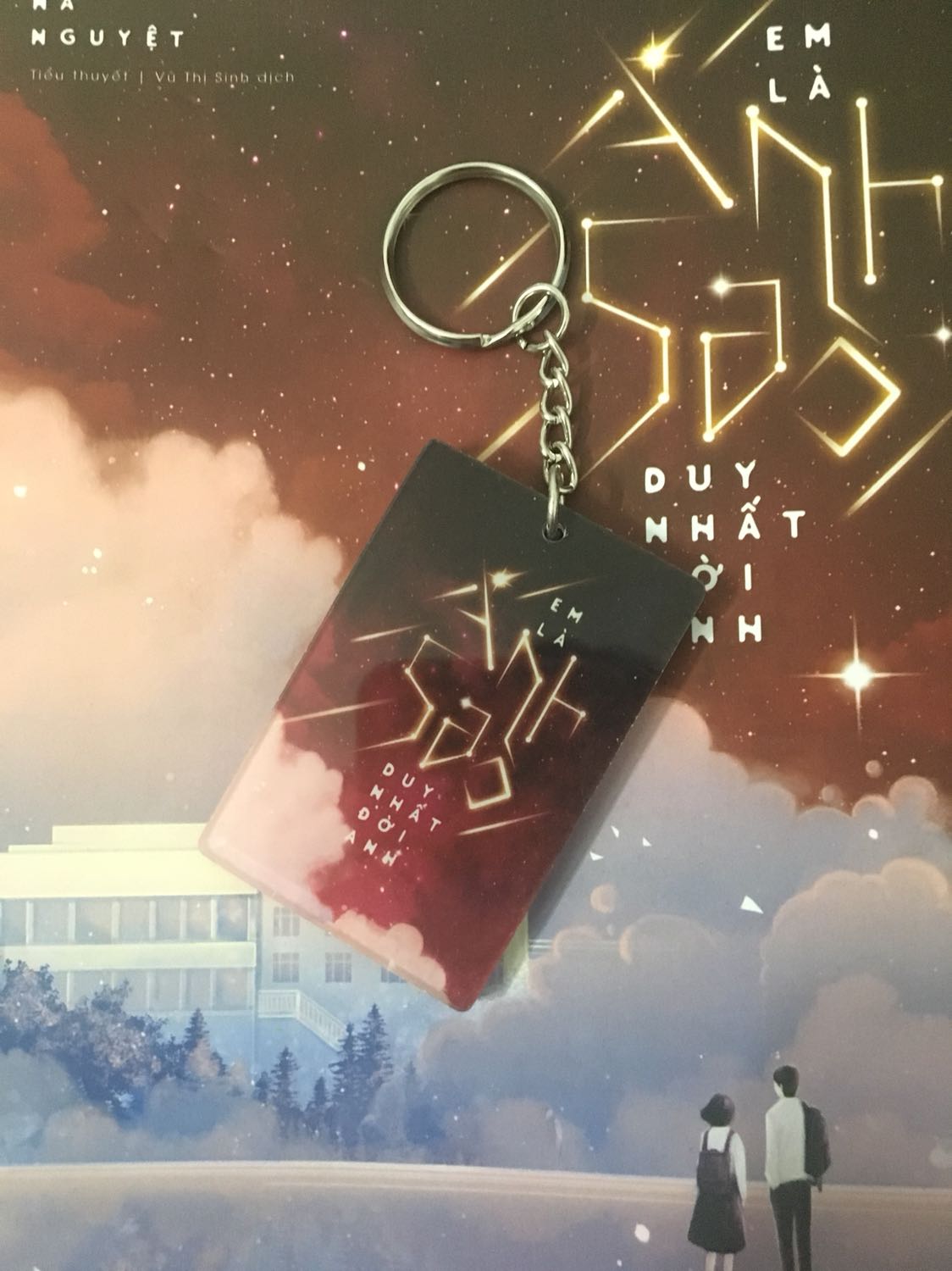 Chuyện là gói luôn cái móc khoá vào trong sách khiến sách bị lõm vào mình cũng không nói gì~ nhưng cả mặt trước cũng bị~ xong rồi còn bị trần! Tết xong tiki làm ăn kì quá! Nhưng do mua đồ nhiều rồi nên mình vẫn sẽ để 5sao, mong tiki khắc phục