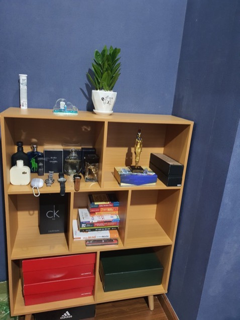 Unbox trong đêm, tặng anh trai sinh nhật ảnh hì hục lắp ngay khi nhận hàng😁
Sp đầy đủ có miếng lót sau, gỗ đẹp nhìn rất tốt
Chân chắc có đệm tranh chà xước
Kích thước đúng miêu tả
Thích kiểu kệ có chan ntn dễ vệ sinh sàn và ko bị đóng bẩn 😉