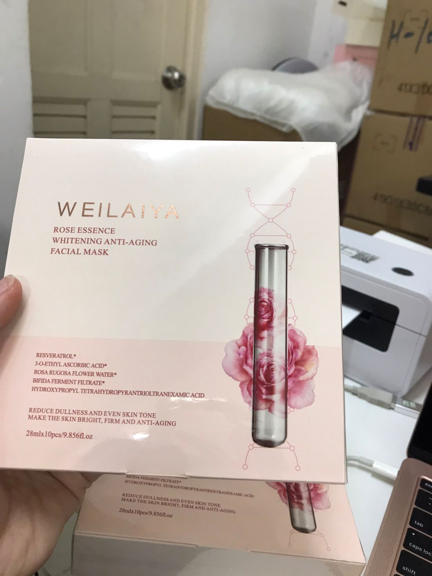 giúp phục hồi da tổn thương, hỗ trợ giảm mẩn đỏ, trắng sáng căng bóng, bảo vệ da khỏi nắng, bụi và duy trì sự trẻ trung cho da. Thẩm thấu nhanh, không gây bí dính trên da sau sử dụng,