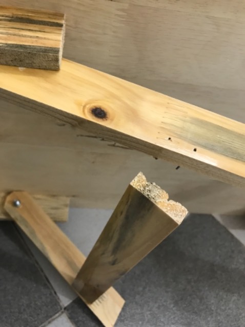 Chân bàn bị gãy 1 bên, 1 bên ổn định
Khi nhận hàng thì có bọc 1 lớp nilon sau khi mở ra thì thấy chân bàn bị gãy. Viền bàn gỗ bị vụn
Bàn không chắc chắn 
Yêu cầu đổi hàng