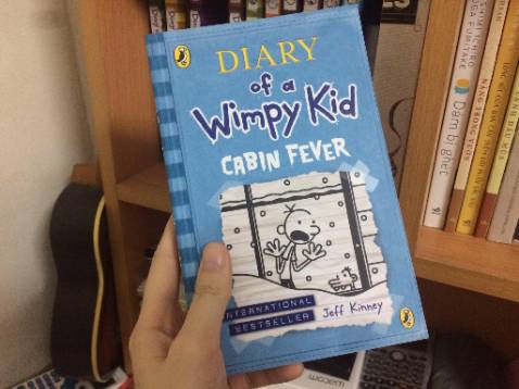 Sách không bị lỗi gì, hàng real nên giấy đẹp lắm .-. ship giao nhanh (2 ngày). Mình mua đợt sale tận ~60% nên khá là ưng (có khi còn thấp hơn giá gốc .-.) vì bình thường sách ngoại văn giá hơi cao muốn mua cũng khó ^^ Sách không bị lỗi gì, hàng real nên giấy đẹp lắm .-. ship giao nhanh (2 ngày). Mình mua đợt sale tận ~60% nên khá là ưng (có khi còn thấp hơn giá gốc .-.) vì bình thường sách ngoại văn giá hơi cao muốn mua cũng khó ^^