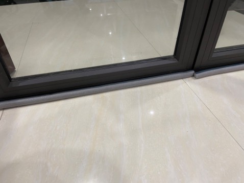 Xốp bịt khe cửa rất khít. Từ giờ không lo gió lùa nữa. Sản phẩm nên mua mọi người ạ