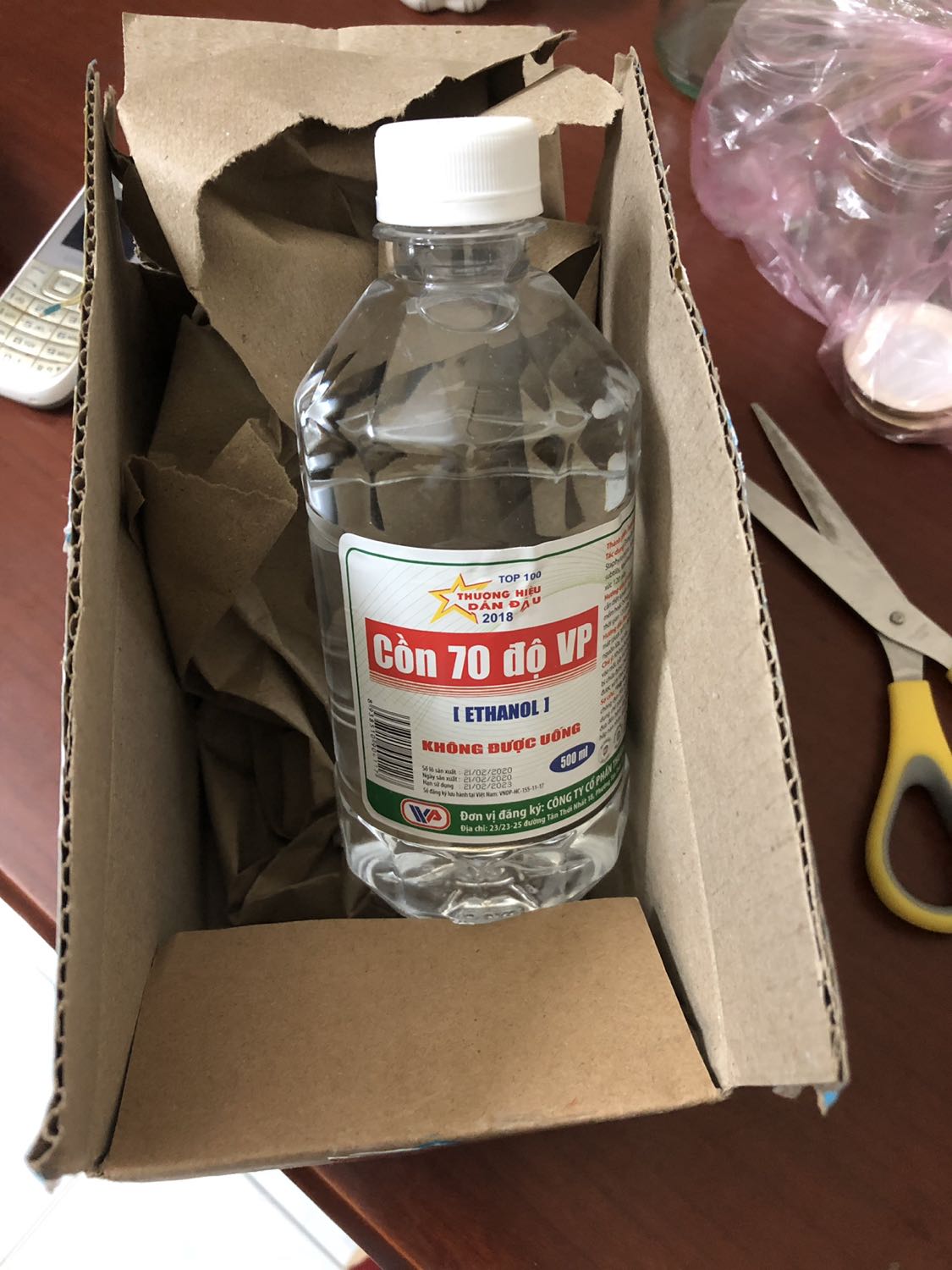 Giao hàng đúng hẹn. Đóng gói cẩn thận, có chống sốc bằng giấy thân thiện môi trường, bên ngoài dán tem “ Hàng dễ vỡ” nổi bật.