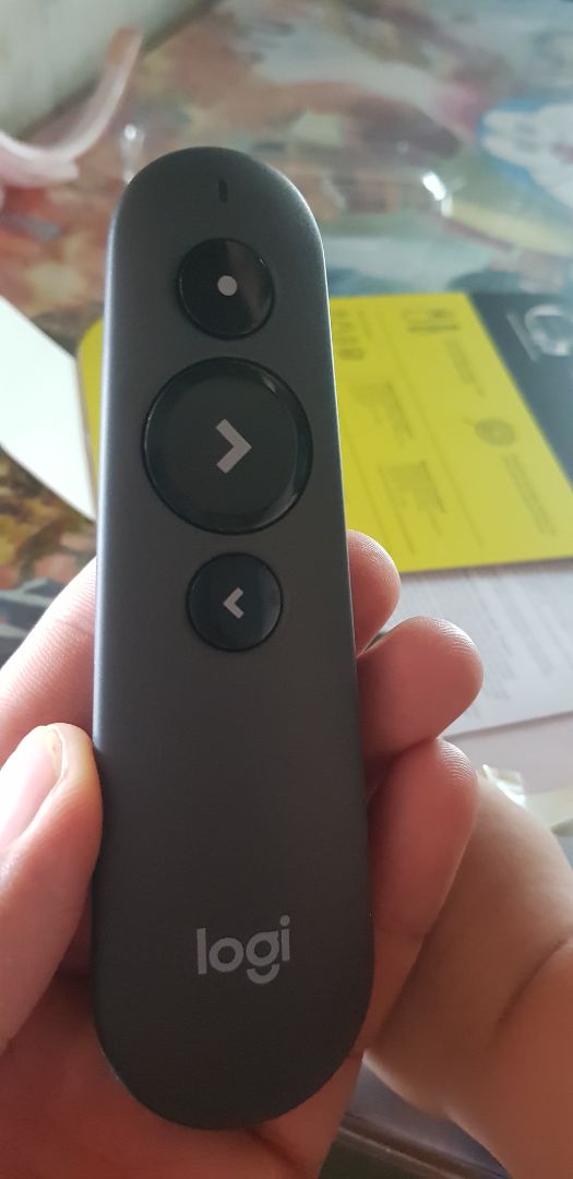 sản phẩm chính hãng có tem của Digiworld. Thiết kế gọn, chất liệu nhựa nhám cầm đầm tay, chắc chắn, thao tác nhanh, mượt hầu như ko có độ trễ. điểm trừ duy nhất là đèn laser cho điểm chỉ nhỏ, nhìn xa ko rõ ràng lắm. Tiki đóng gói cẩn thận, giao hàng nhanh.