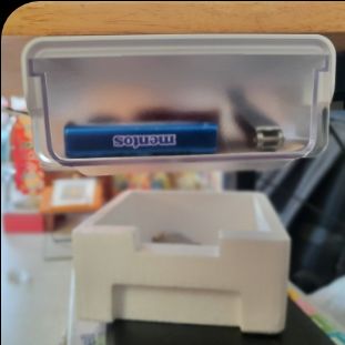 đóng gói kỹ lưỡng, hàng rất đẹp. mỗi sản phẩm là 3 miếng keo dính rất chặt chỉ dùng tới 2 miếng 1 miếng sơ cua . tuy nhiên do phòng mình nắng nên không biết keo sẽ chịu được bao lâu.