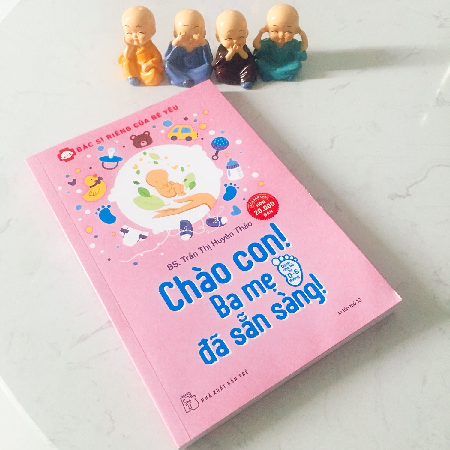 Cuốn sách này rất bổ ích cho những người lần đầu làm ba mẹ như mình. Nó giúp mình chuẩn bị tâm lý để dễ dàng đối phó với những vấn đề mang tên “lần đầu”. Mặt khác, những thông tin trong cuốn sách này phần nào xoá đi những ngờ vực giữa thói quen chăm sóc của ông bà xưa theo kinh nghiệm dân gian truyền miệng và tư tưởng nuôi con hiện đại. Mọi người thường bảo “Làm mẹ là bản năng” nhưng mình nghĩ nếu các mẹ trẻ được trang bị thêm những kiến thức này trước khi đón nhận thế giới nhỏ của mình thì thật là hữu ích và đỡ lúng túng hơn rất nhiều đó.