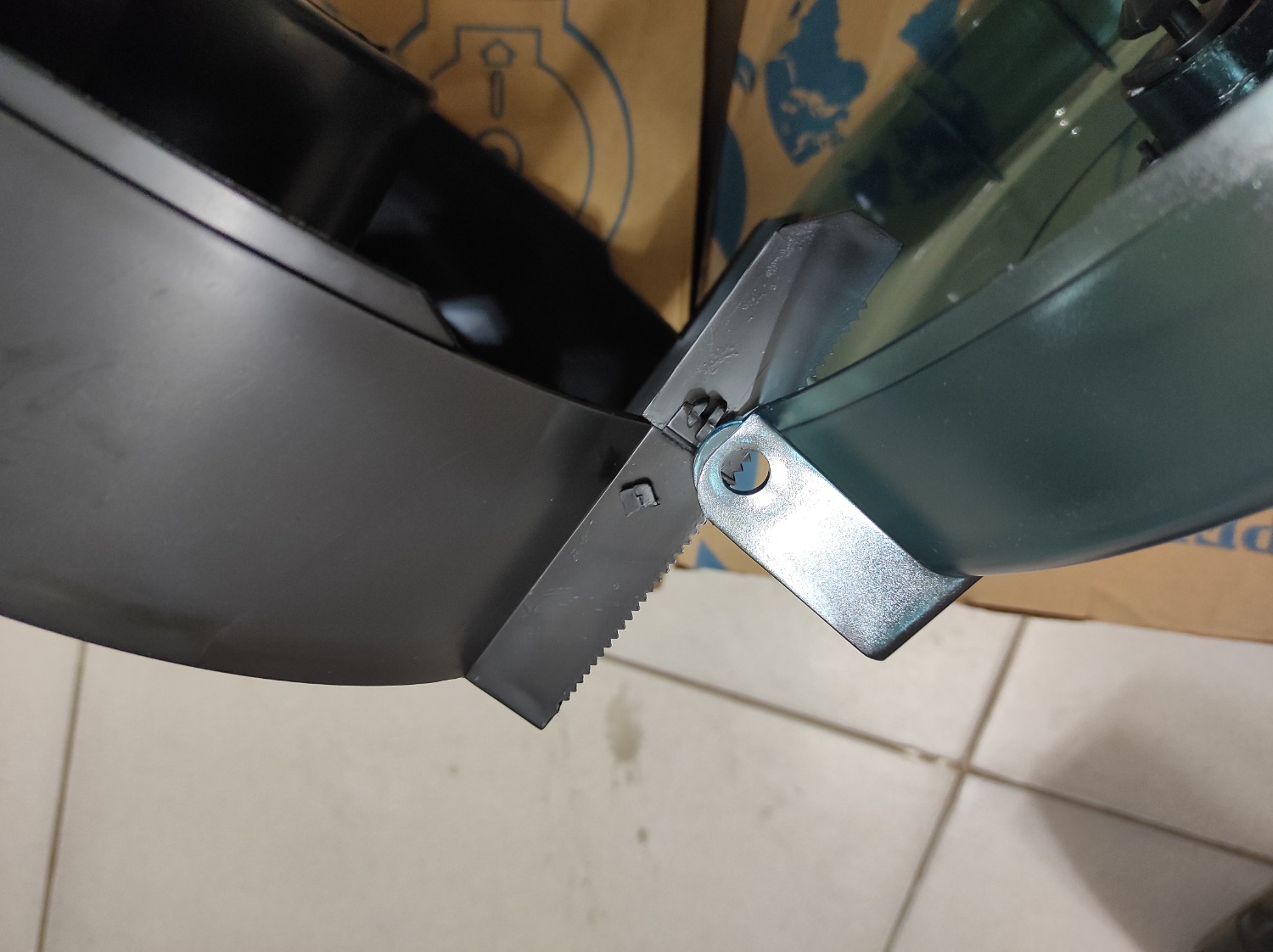 Mình có mua sản phẩm này với số lượng là 2. Sau khi bóc thùng giấy ra thì cả 2 sản phẩm đều bị gãy tai nhựa như hình ảnh mình gửi kèm nhận xét này. Làm mình thấy thất vọng về chất lượng sản phẩm.
Rất mong Chăm sóc khách hàng của Tiki có hành động!