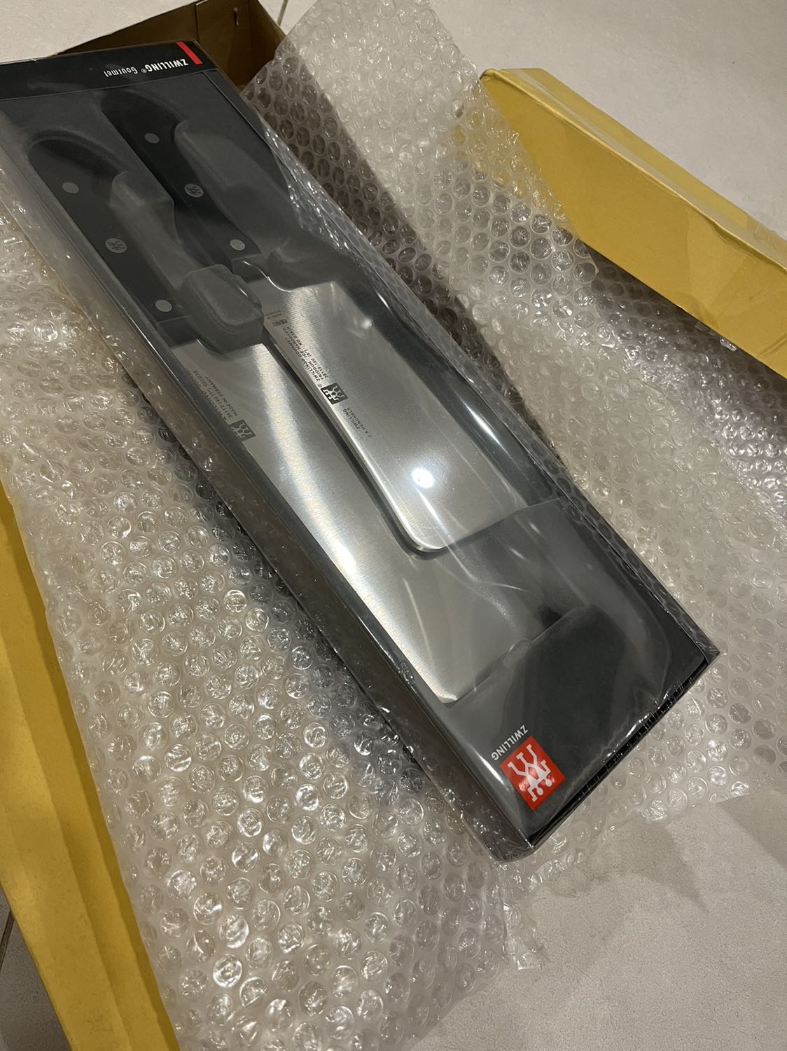 Dao xịn, đóng gói có seal, tem chống hàng giả đầy đủ
Cầm nặng, chắc tay
Dao bự thái rau còn dao nhỏ chặt xương