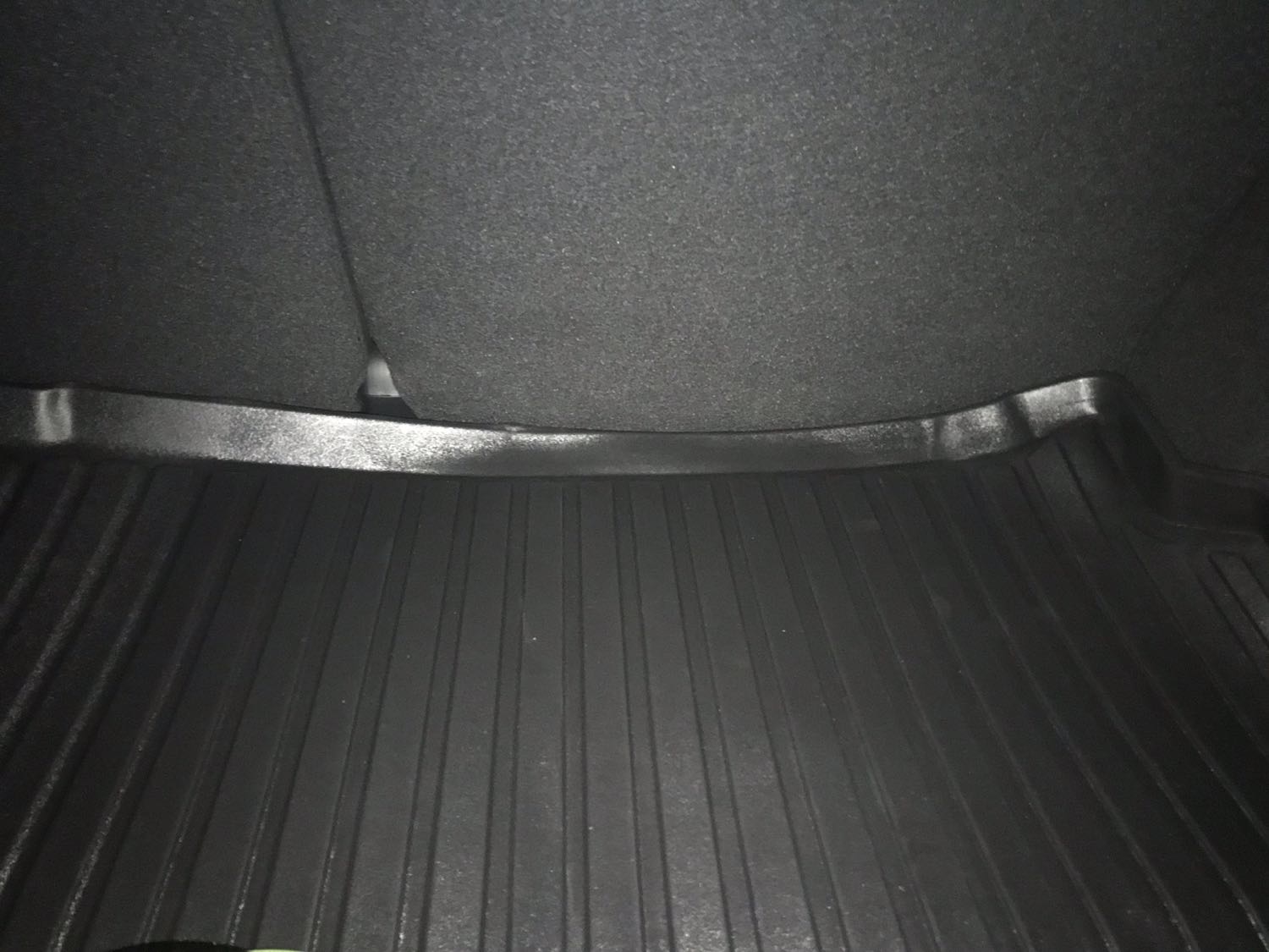 Không hài lòng !
Sản phẩm không như hình ! Nhựa mềm cong vênh( h 1) , không vừa cốp( hình 2) , thành thì mềm nhũn, không dựng được ( h3) nếu hàng có nước sẽ chảy xuống cốp
Thất vọng