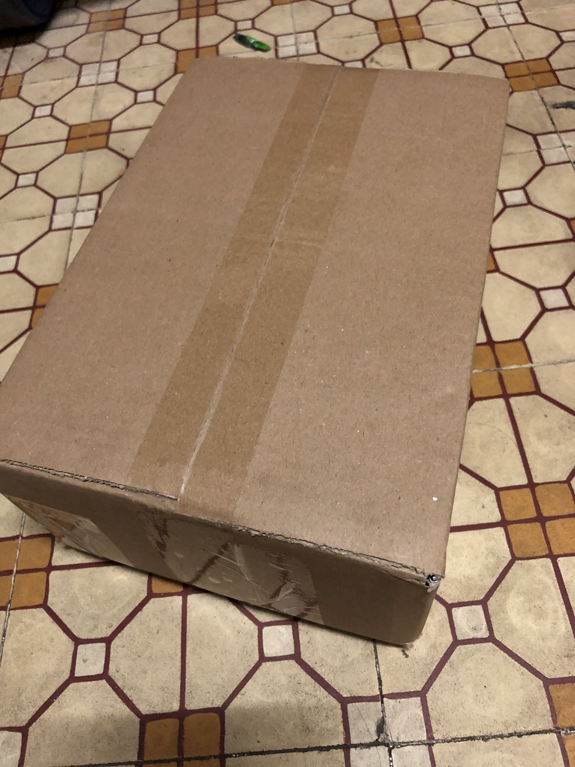 Mua onl rẻ hơn các tiệm bên ngoài
Được mã giảm 30k nên mình mua hẳn 3 hộp dùng dần
Tem niêm phong có vẻ kém chất lượng, bị cong mép, dán có vẻ không chắc chắn
Khẩu trang có in dập nổi logo của brand
Tuy là 4 lớp nhưng thấy mỏng hơn nhiều so với khẩu trang mua ở tiệm. Mình cắt ra kiểm tra thì vẫn 4 lớp nhé.
Tuy mỏng nhưng khả năng chống bụi chống mùi tốt. Lỡ đi ngang xe rác không thấy hôi.