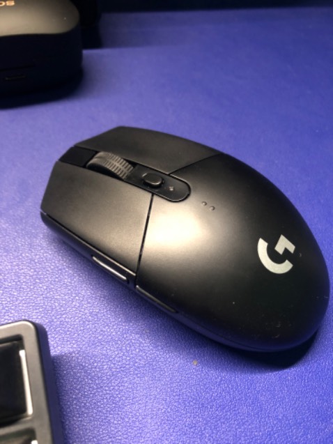 mua về làm chuột phụ chơi game thay con mx master 3s vì nghe bảo dòng mx chơi game tệ. trước mắt bắn vài trận csgo thấy mình pro lên hẳn 😀. cơ mà ngoại hình nhìn có vẻ hơi cùi, không đẹp bằng con chuột 200k mình có