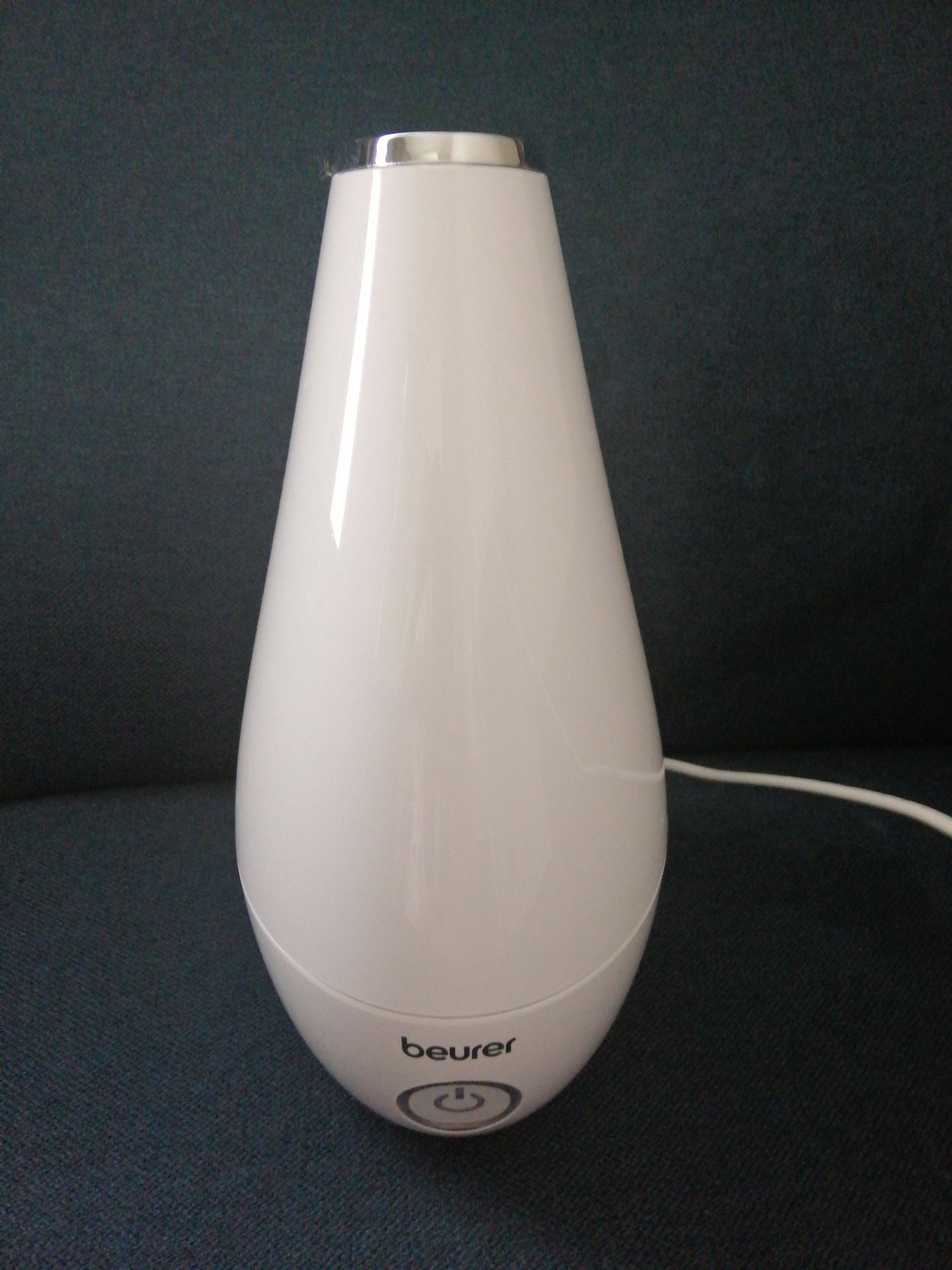 Thiết kế xịn, phun sương mạnh, cực êm là ưu điểm của sản phẩm này. Nếu dùng kèm tinh dầu thì khoảng vài ngày là thành trong bình sẽ bị bám tinh dầu. Được cái là lau chùi cũng đơn giản ?