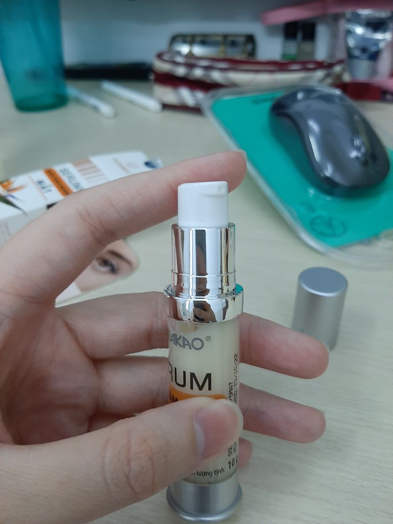 ủa ai xài rồi cho em hỏi. dạng chai này là có ống để hút  chất lỏng lên đúng hong? em xịt hoài hong ra nên em mở chai ra cũng hog thấy cái vòi dài luôn. huhu, có được đổi trả không ạ? chứ mua chai dạng xịt về xong lấy tay chọt vô chấm chấm lên mắt thấy hơi vô lý ủa ai xài rồi cho em hỏi. dạng chai này là có ống để hút  chất lỏng lên đúng hong? em xịt hoài hong ra nên em mở chai ra cũng hog thấy cái vòi dài luôn. huhu, có được đổi trả không ạ? chứ mua chai dạng xịt về xong lấy tay chọt vô chấm chấm lên mắt thấy hơi vô lý