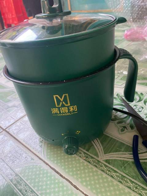 Hàng chuẩn cứng cáp rất đáng tiền. Sản phẩm màu xanh giống trên hình khá đẹp mình thấy lớp sơn khá tốt không biết sử dụng được lâu dài không. Nồi nấu khá nhanh cắm một lúc là sôi mỗi tội chui điện 3 chấu hơi bất tiện. Shop gia hàng nhanh, tư vấn nhiệt tình.