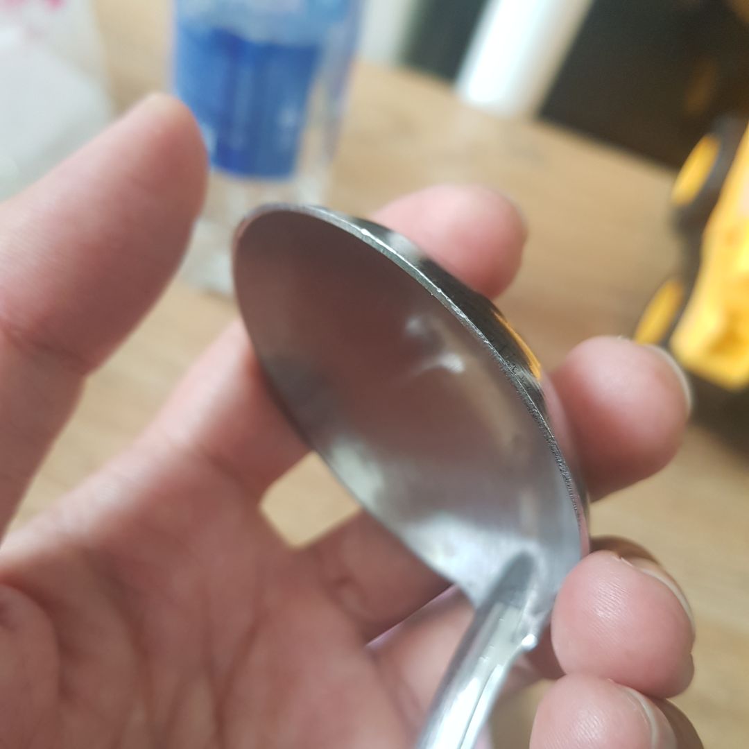 Tặng 2 vá như đồ bỏ, các cạnh vá ko mài nhẵn sần xùi.
Nồi mới nhận mà có vết bong.