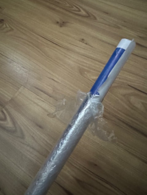 Lịch to nhưng in trên giấy quá mỏng nên rất dễ rách. Đóng gói quá chặt quấn rất sát nên rất khó lấy sản phẩm ra, trong lúc tháo ra rất dễ rách.