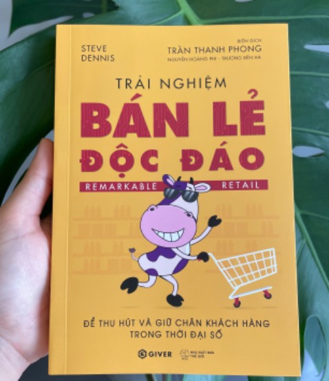 Nội dung sâu sắc, có tính chiến lược dành cho người muốn hoặc đang kinh doanh cửa hàng bán lẻ. Khi kinh doanh online phát triển mọi người thường nghĩ rằng cửa hàng trên phố sẽ dần ít đi nhưng tác giả nói rằng nhu cầu sờ nắm sản phẩm chưa bao giờ là mất đi vì thế cửa hàng vẫn có chỗ đứng trên thị trường. Quyển sách này chia sẻ cho bạn cách để kinh doanh thành công bằng hành trình thiết kế TRẢI NGHIỆM BÁN LẺ với tám thành phần được minh hoạ bằng sơ đồ rất sinh động. Điểm thú vị nữa là tác giả nhìn thấy nhu cầu cơ bản của con người không chỉ là ăn mặc mà là Pin và Wifi ^_^ 
Tiki giao hàng rất nhanh, sách đẹp, hay, nên đọc thử.