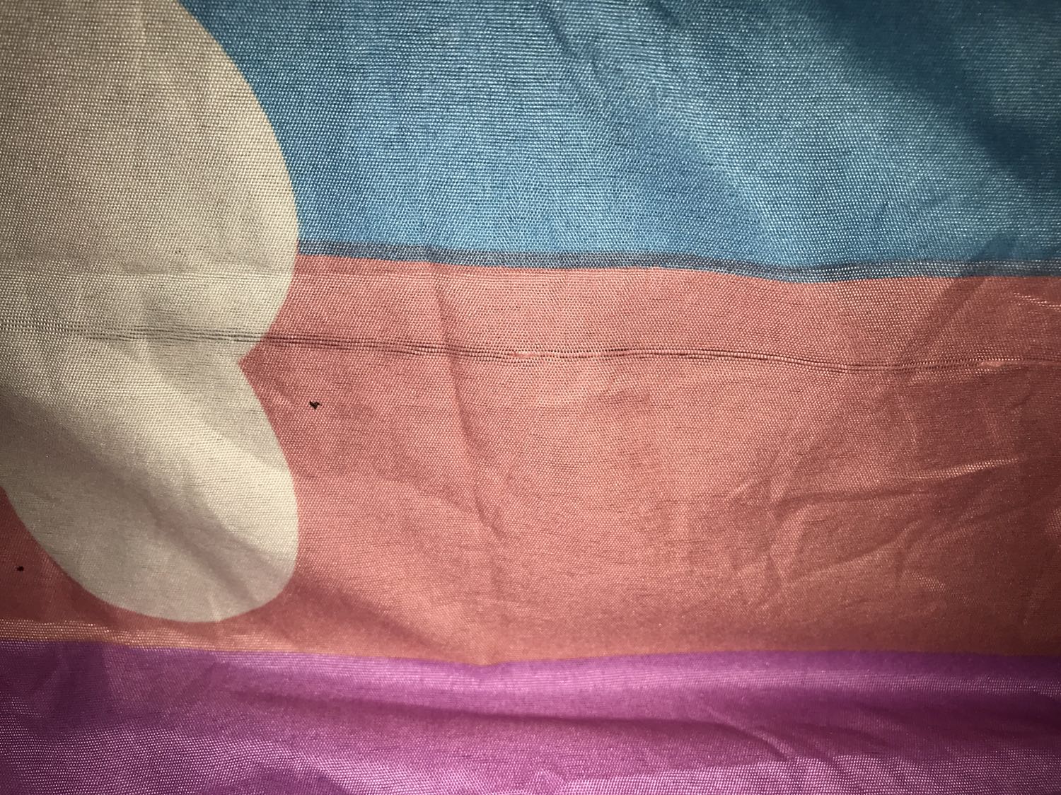 Ga bị đường xước dài hết cả ga, chỉ thừa rất nhiều, màu bị ố, cũ như đã qua sử dụng, giao hàng lâu nhưng ga vừa vặn đúng kích thước với giá tiền này thì như vậy cũng tạm ổn! Sẽ tiếp tục ủng hộ khi shop khắc phục những lỗi trên.