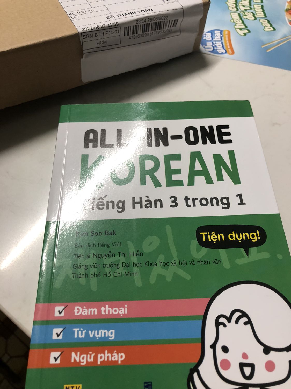 Sách đẹp, giao hàng nhanh, đóng gói kỹ
Tuy nhiên có 1 trang bị lỗi mn ạ :( hơi buồn tí nhưng ko sao Sách đẹp, giao hàng nhanh, đóng gói kỹ
Tuy nhiên có 1 trang bị lỗi mn ạ :( hơi buồn tí nhưng ko sao