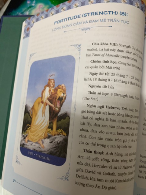 Trời ơi.......... sao mà giao nhanh quá vậy nè, quá nguy hỉm nha, tối đặt xong sáng ra còn chưa kịp ăn sáng đã coa sách rồi. Bìa cứng rất đẹp, ôi yêu quá đi