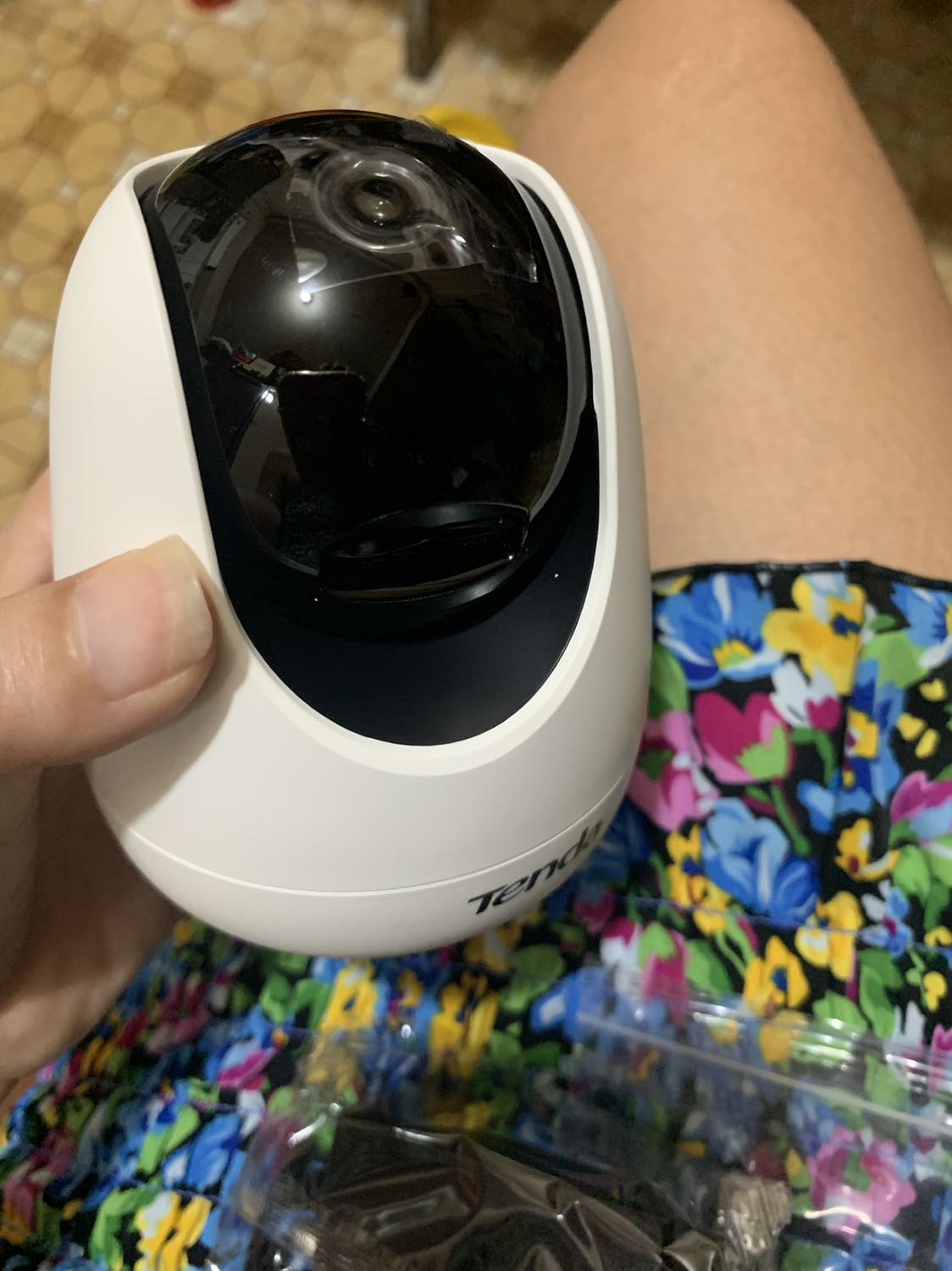 Tại sao camera bỏ thẻ nhớ vào chỉ lưu được có mấy ngày rồi không lưu tiếp được? Không có chức năng tự xoá lưu chồng lên uh? Tự format lại thẻ bao nhiêu lần cũng còn y nguyên những ngày đã lưu. Đã thế camera lâu lâu cứ tự khởi động lại là sao thế shop? Shop không có chức năng để chat với khách nên mình ghi lên review luôn nhé.