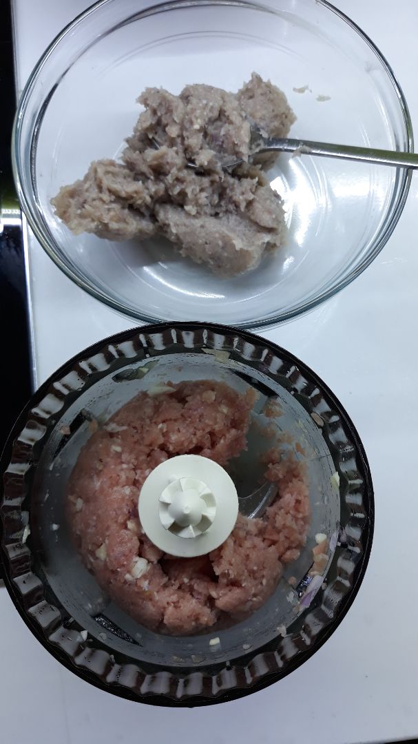 máy xay mạnh. xay mỗi lần ít thôi. nếu xay nhìu chút hoặc nghiên máy thịt sẽ trào lên qua mấy khe vô chỗ bộ điều khiển ko vệ sinh được. Hơi bất tiện tí. Ai xài cẩn thận. mới xài lần đầu nên chưa quen.