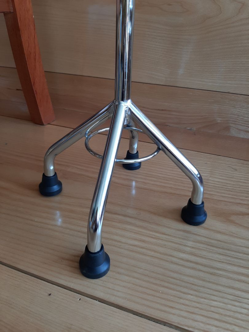 sản phẩm khác mô tả về cái chân . nhưng sản phẩm dầy dặn , chắc chắn , có thể dùng 2 nguời chống chung 1 gậy đi thoải mái.