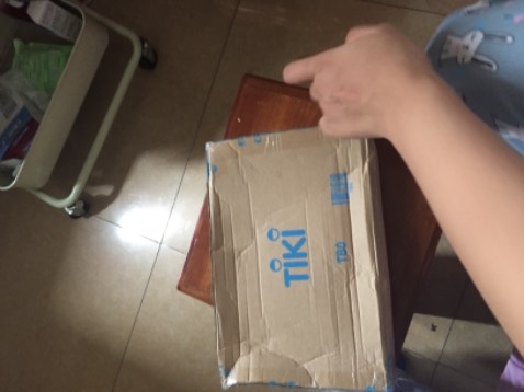 Sản phẩm đóng gói kĩ, giao hàng đúng hẹn. Sữa chống nắng chất thấm nhanh nhưng có mùi khác với tuýp cũ mình dùng, hơi hoang mang. Mong là bao bì mới nên có cải tiến cả chất lượng Sản phẩm đóng gói kĩ, giao hàng đúng hẹn. Sữa chống nắng chất thấm nhanh nhưng có mùi khác với tuýp cũ mình dùng, hơi hoang mang. Mong là bao bì mới nên có cải tiến cả chất lượng