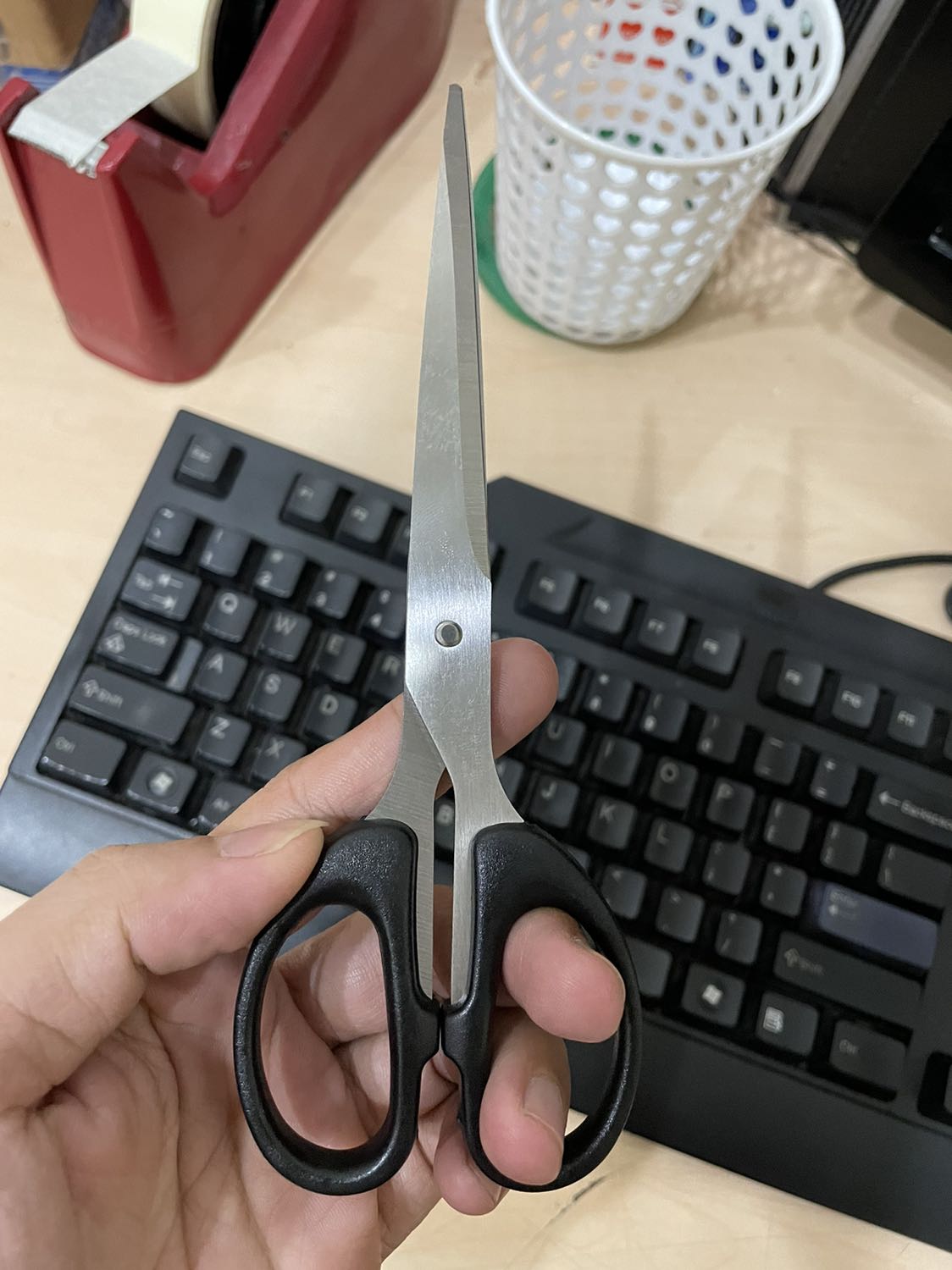 Kéo bén, xài bền, cây trước xài rất lâu mới bị lục. Có điều mua về phải tra tí dầu bôi trơn tại mới nó bị cứng quá.