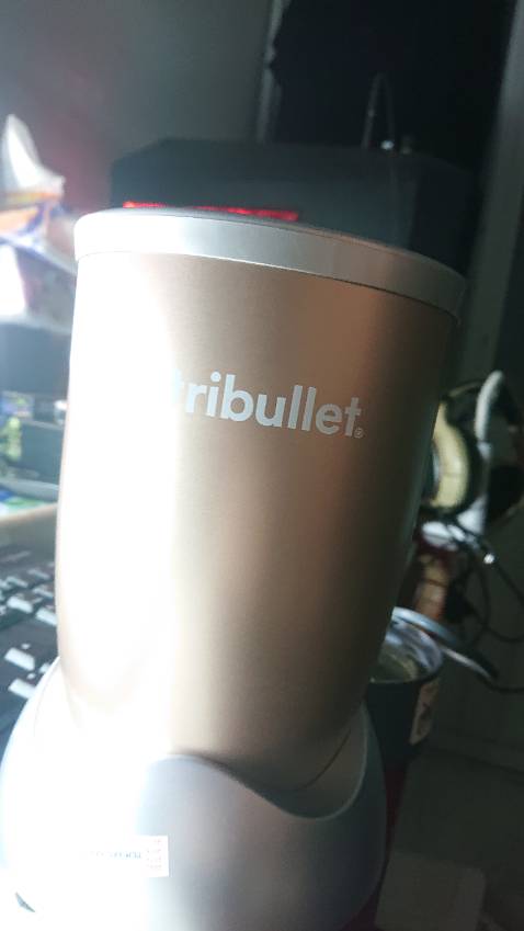 Tìm hiểu kĩ lắm vì lần đầu mua hàng loại này, của hãng này. Máy xay mạnh, xay nhuyễn, dễ thao tác, an toàn, có đính kèm hướng dẫn tiếng Việt. Hãng này có sự chuẩn hóa về size cốc và dao xoay, vì vậy sau này bạn muốn thay hay thêm thì rất tiện lợi: chỉ cần alo cho họ và nêu tên dòng máy là xong. Dùng mới ba ngày nhưng đã thưởng thức tận 5 ly sinh tố tự chế thanh mát ngọt ngào... 😋