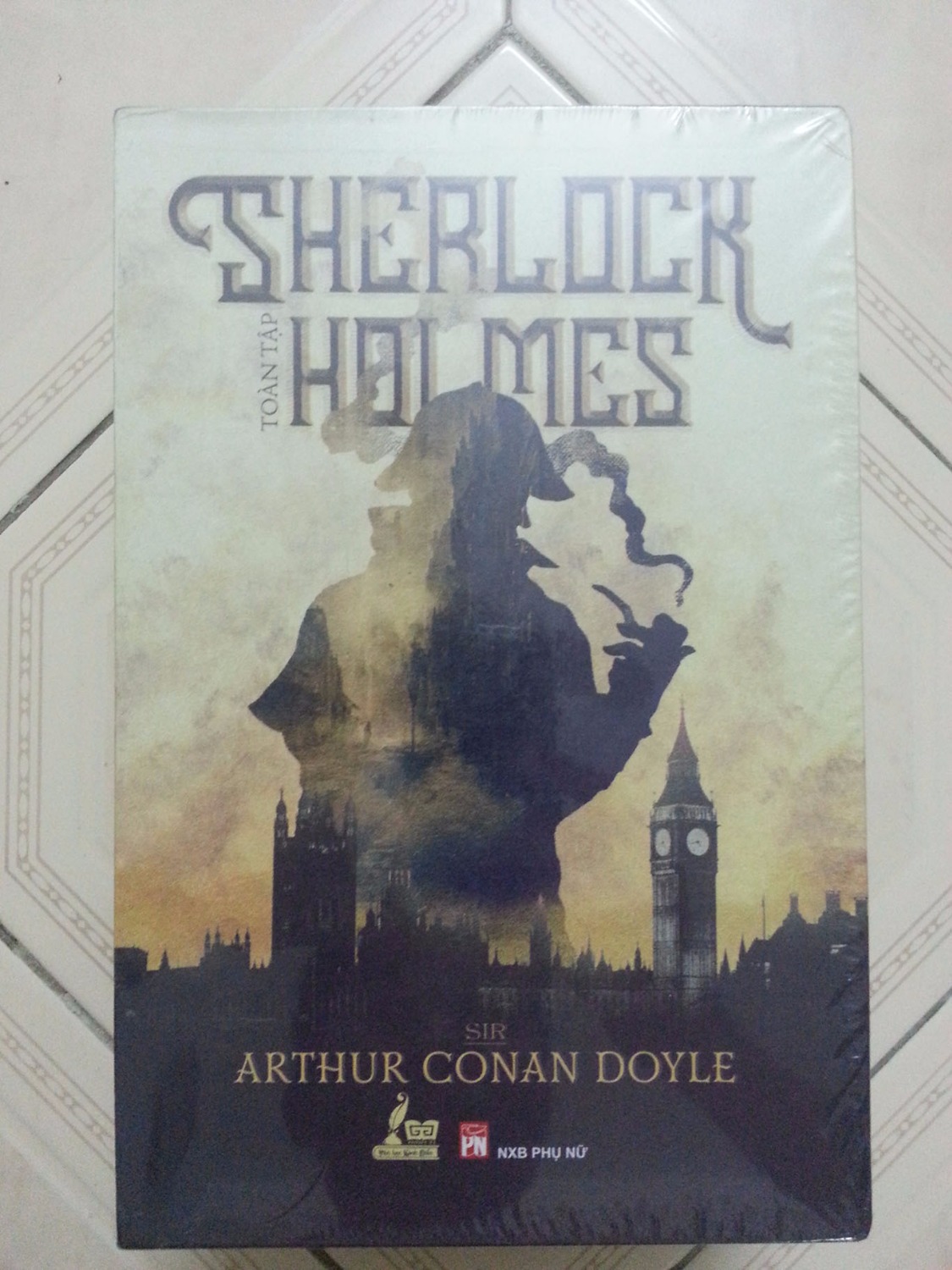 Sáng đặt hàng sớm, chiều bên Tiki đã gửi sách tới chỉ trong 1 ngày thôi, thích dịch vụ ship hàng ở tiki cực kì nhanh, hàng nhận đúng mô tả , tiếc là cái hộp sách bọc kĩ nên bị móp 1 tí ở góc hộp, nhận được sách đúng như trên web, thơm mùi giấy, giấy tốt, màu hơi vàng, có cảm giác đọc sách hơi cổ điển tí :)), nội dung ok, chữ viết rõ ràng, bộ sách rất đáng tiền mua trong đợt giảm giá này :))