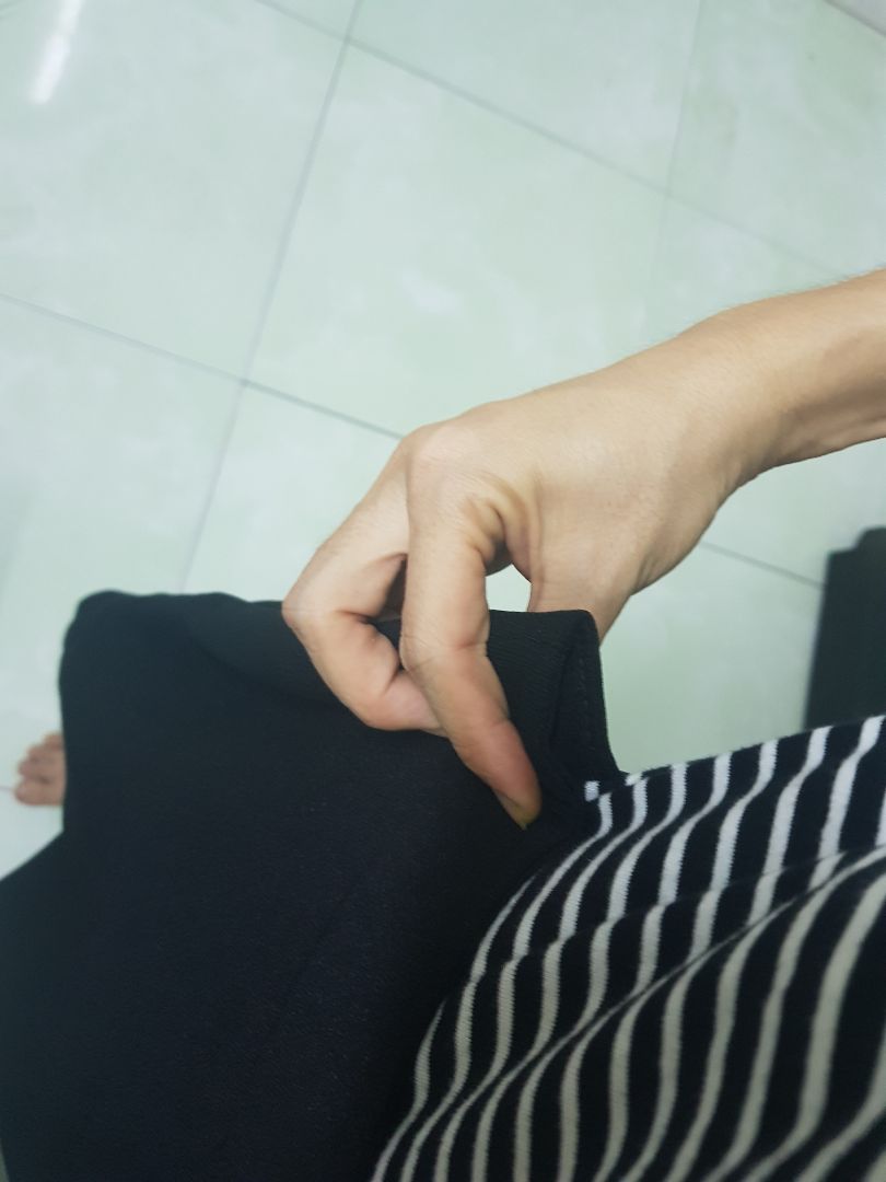 mình mông 89, eo 68, theo bảng tính của shop là cỡ size M mà về thử còn phải bóp vào tận 10cm, lười đổi trả nên tốn thêm 20k ra tiệm bóp lại. vải dày, đường chỉ may tà trước lộn xộn. mua sale 145k