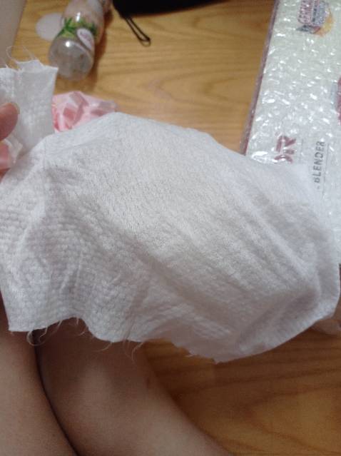 Chất liệu rất mềm mịn, dày dặn, nặng cuộn to gấp đôi loại hồng của trung quốc
Nguồn gốc rõ ràng
Không mùi, không xơ
Tiện dụng lắm. Giá cao hơn loại trung hồng chút nhưng chất lượng gấp đôi, nên mua nhé