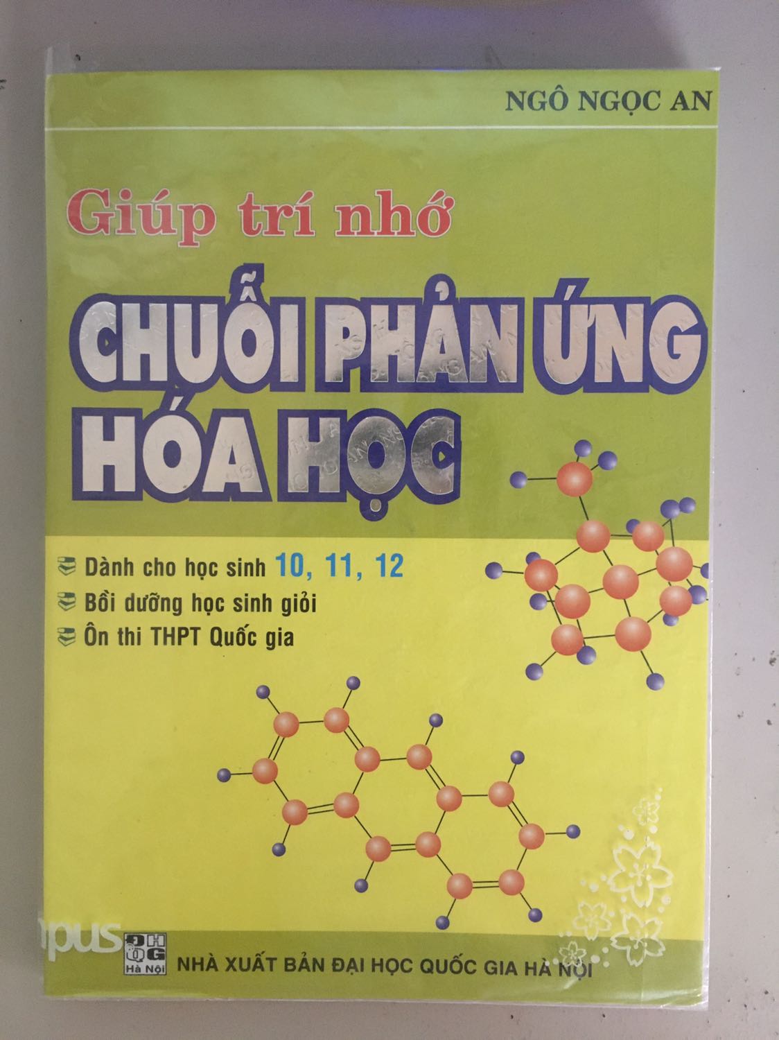 Shop giao hàng nhanh, từ lúc đặt đến lúc hàng về tay mới vỏn vẹn 2 ngày. Ngoài ra sách được bảo quản và đóng gói rất cẩn thận nên bìa với giấy mới toanh luôn. Nói chung là rất ư hài lòng