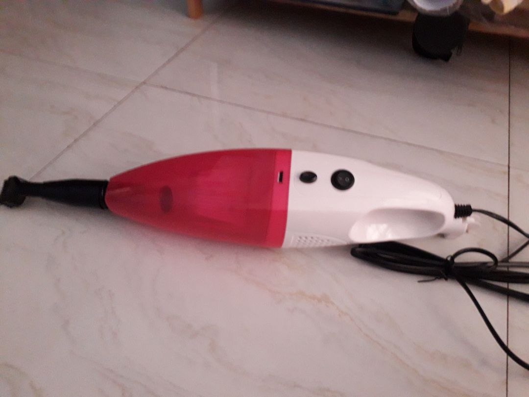 lần đầu tiên mua máy hút bụi, không biết những máy khác thế nào, nhưng máy này chạy ồn, có tiếng như máy khoan, lực rung mạnh và mau nóng. Nhưng tiền nào của đó, với giá 660k bạn không thể đòi hỏi nhiều như các máy tầm 1 2 triệu.