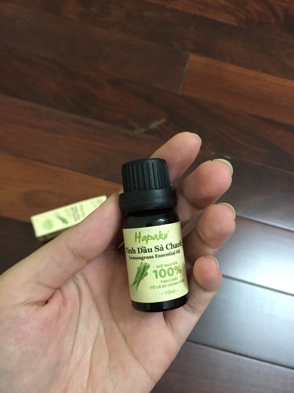 Trước mình được bạn tặng máy phát tinh dầu nên mình mua tinh dầu sả chanh này. Sản phẩm khi mở ra thấy có tem chống hàng giả cũng an tâm lắm, pha với nước cho vào máy thì mùi rất thơm và rất tự nhiên, không nghe mùi giả tạo hóa chất như 1 vài tinh dầu trước mình có xài qua :D 5* cho sản phẩm