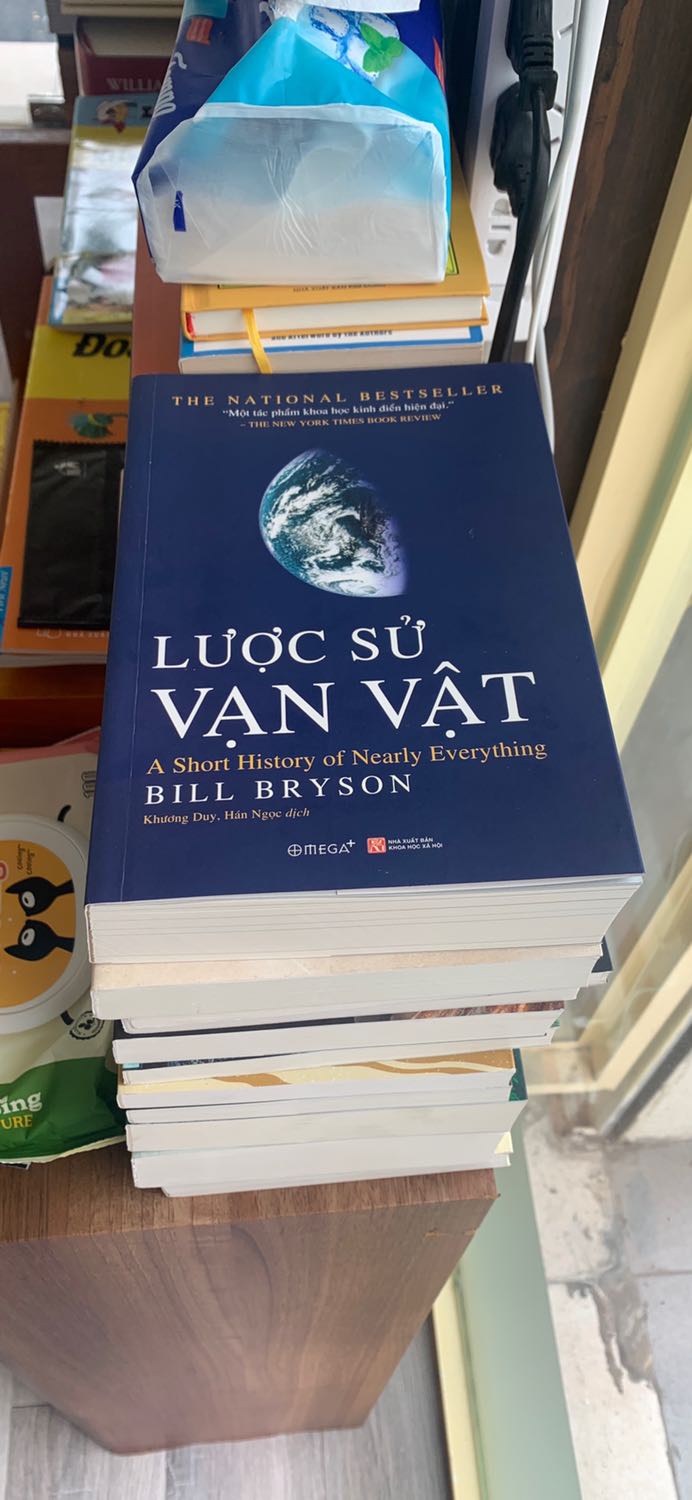 Sách đẹp, nội dung rất hay và dễ hiệu. Cùng với quyển lược sử thời gian của stephen Hawking, đây là cặp đôi các bạn nên tìm đọc. Tác giả diễn giải mọi vấn đề một cách thú vị có hệ thống, cuốn hút hơn.