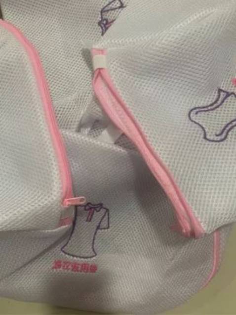 Xịn xò - dày, lưới thoáng nên quần áo giặt sạch!!! mình biết loại túi giặt từ năm ngoái, năm nay mới mua dùng thử, quần áo so-mi giặt ok, không bị xoắn nữa, đặc biệt loại áo phông ko bị giãn nữa nên thấy yên tâm hơn - quần áo sạch mà lực nhẹ nên yên tâm nha!!
nhiều khi chỉ do mình mặc đổ mồ hôi nên mới giặt chư không phải vết bẩn gì cứng đầu nên giặt yên tâm!!