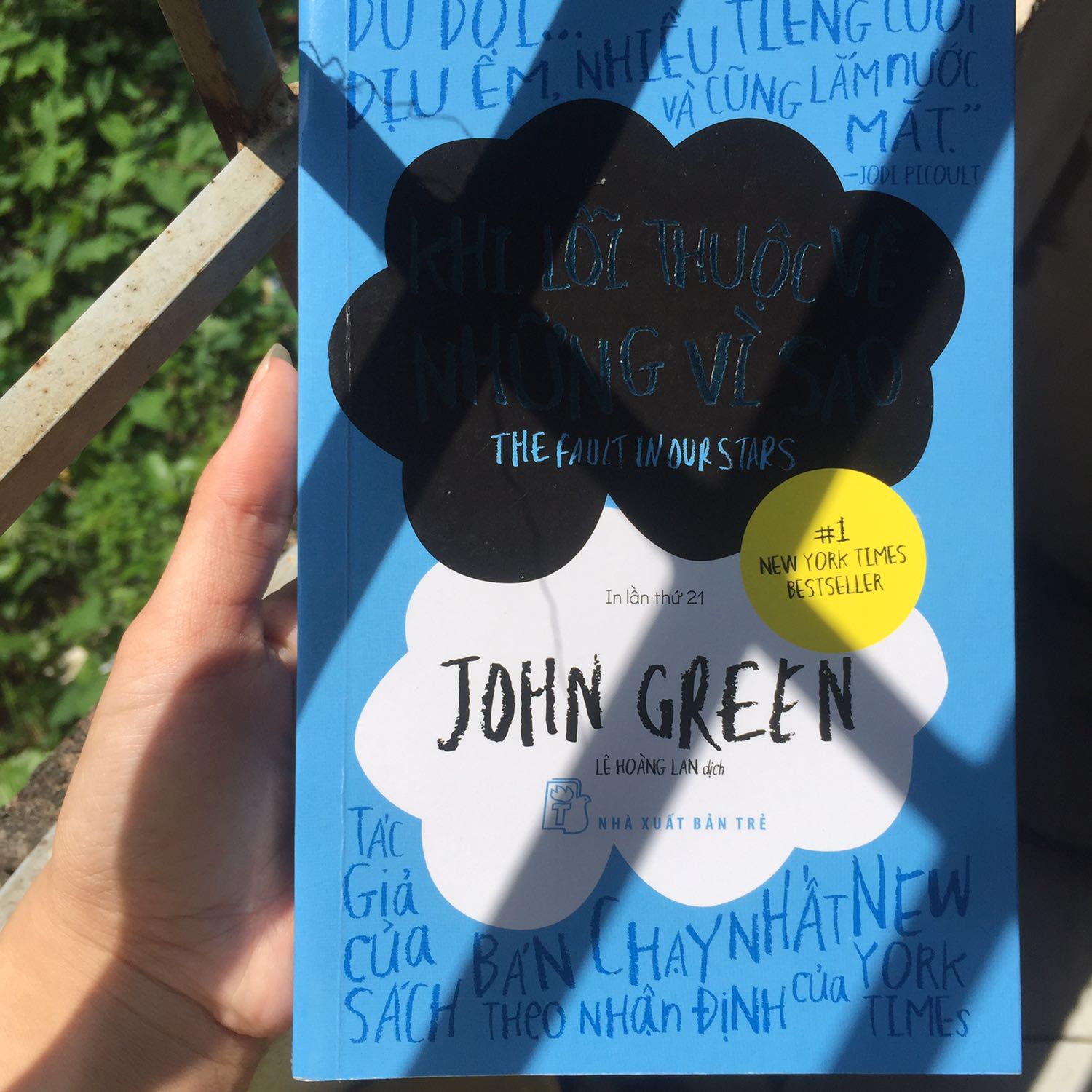 Cuốn sách với nội dung nhẹ nhàng dù cho là căn bệnh quái ác nhưng cách xây dựng của tác giả khiến ta cảm thấy khía cạnh khác của những bệnh nhân này tình yêu của đôi nam nữ chính cũng rất ngọt ngào đẹp đẽ mình thấy cuốn này có thể chiếm được cảm tình của bất kì ai dù cho không quá xuất sắc nhưng cũng ko quá tệ mình nghĩ nên để 4 trên 5 sao về giao hàng thì tiki vẫn giao rất nhanh điểm trừ là ko bọc đàng hoàng rất có thể khiến sách bị móp méo nhưng may là em nó lần này ko sao, mình nghĩ là nên đọc nha